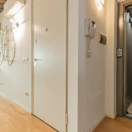 Piazza San Giacomo Emerald Loft With Parking Apartmán Udine